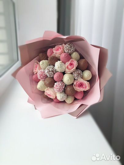 Букет из клубники в шоколаде с розами