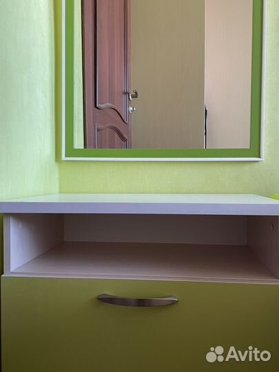 Туалетный столик с зеркалом