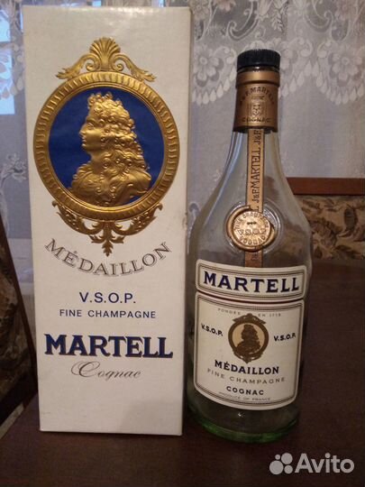 Коллекция пустых бутылок из благородных напитков