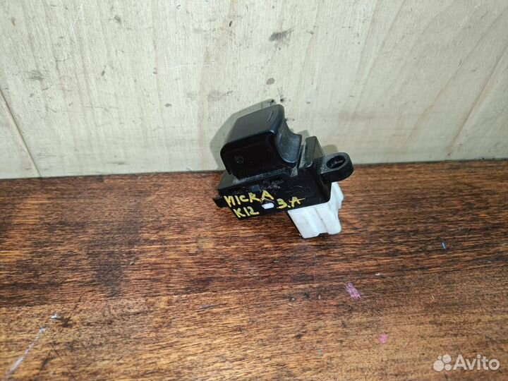 Кнопка стеклоподъемника Nissan Micra 3 K12 Задняя