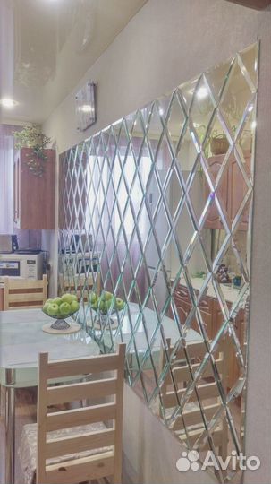 Зеркальное панно в гостиной