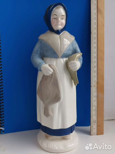 Статуэтка фарфор Женщина с рыбой. ГДР