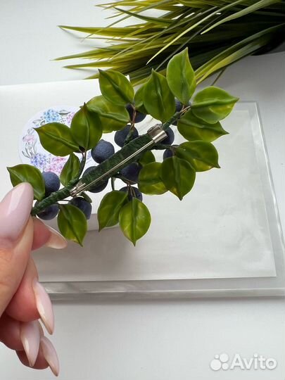 Брошь с черникой ручной работы