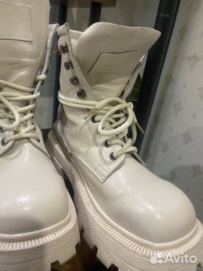 Белые ботинки на массивной подошве