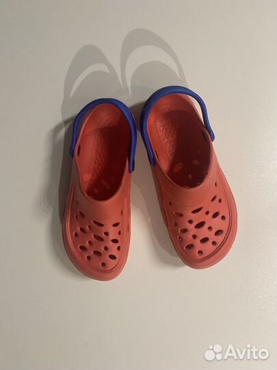 Шорты (8 лет), тапки (EU 33)