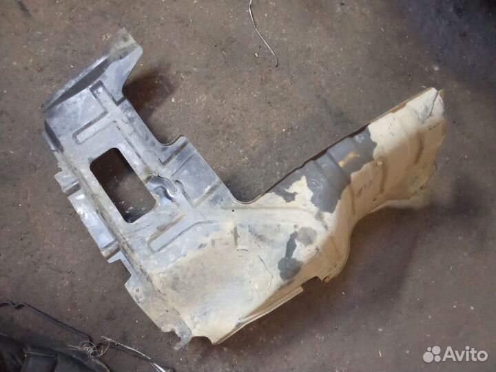 Правый защитный пыльник мотора Киа спектра