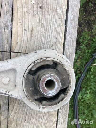 Рычаг передний нижний левый