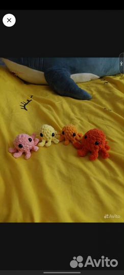 Много вязаных игрушек