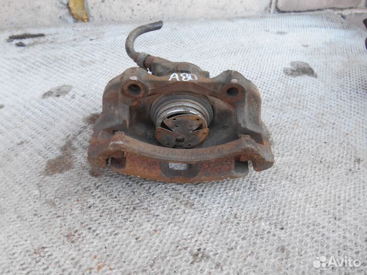 Передний правый суппорт Audi 80 Ауди 80