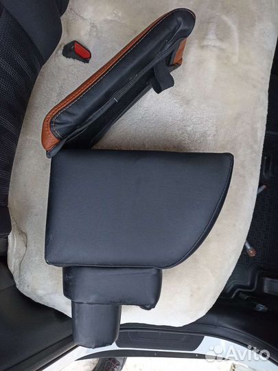 Подлокотник на hyundai solaris 2