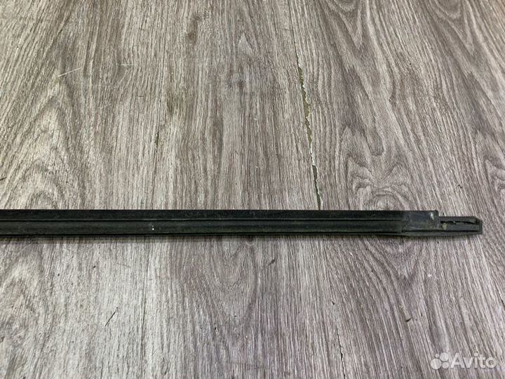 Молдинг стекла двери задний правый Ford Mondeo