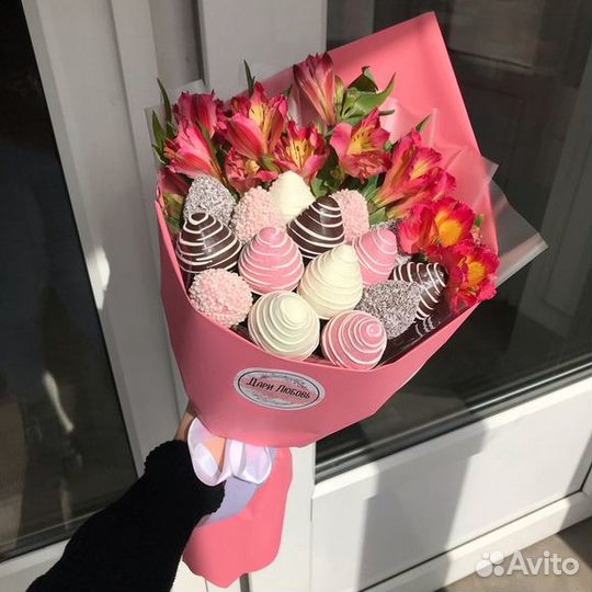 Букеты из клубники в шоколаде с цветами