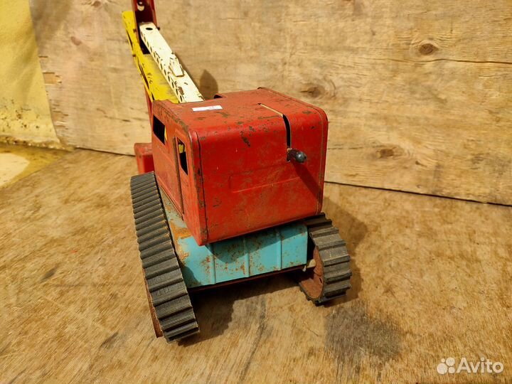 Экскаватор железный большой