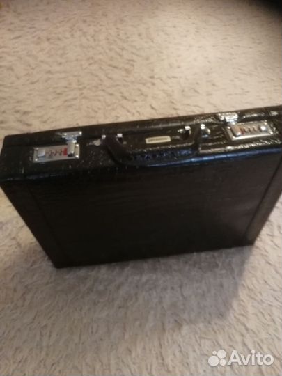 Дипломат с столовыми предметами