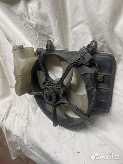 Диффузор радиатора c бачком Honda Jazz Fit GD