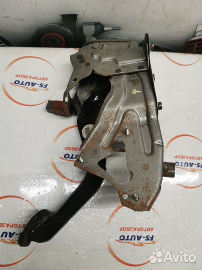 Педаль сцепления Nissan Qashqai 1.6 HR16DE 2012