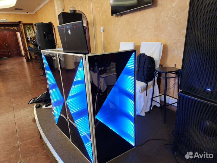 Диджей с оборудованием