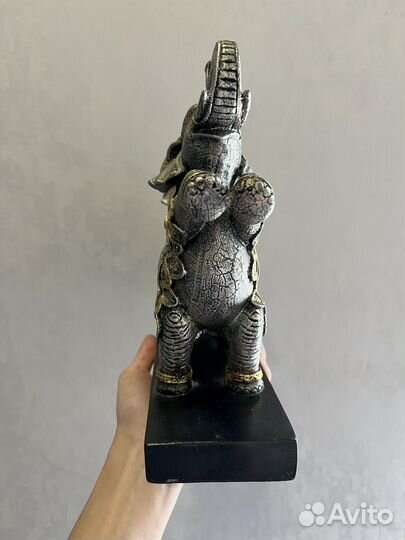 Слоны на подставке