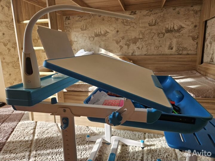 Школьная парта и стул