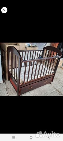 Детская кроватка с маятником и ящиком