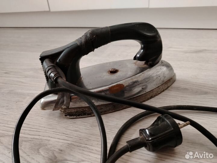 Чугунный советский утюг