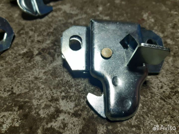 Замок крыши Большой кабины трактора мтз