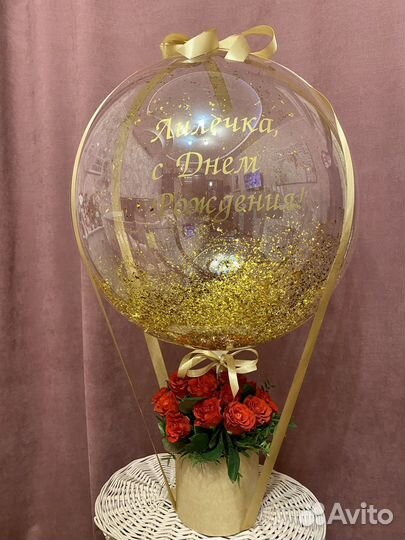 Розы в шляпной коробке с шаром баблс