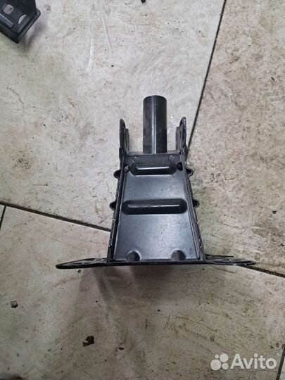 Кронштейн переднего усилителя правый ауди а3 8р