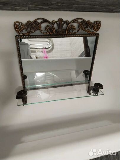Зеркало в металлической оправе с полочкой