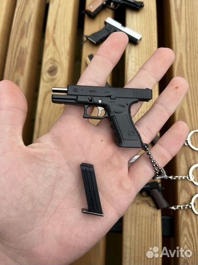 Брелки пистолеты