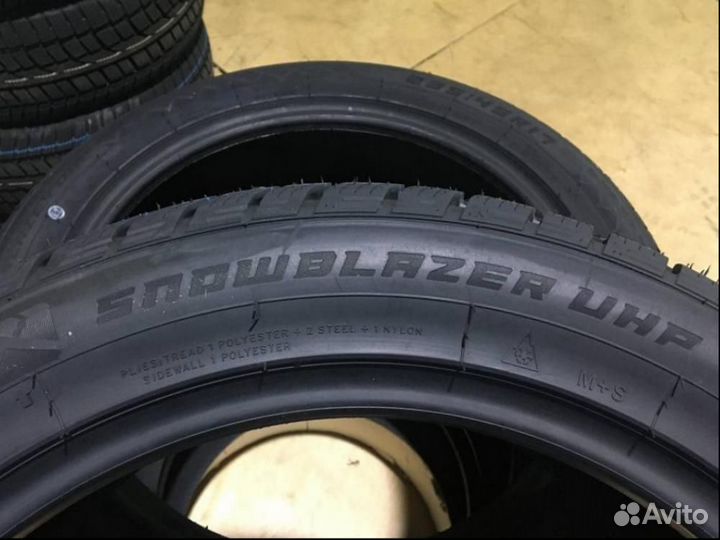 Windforce Snowblazer UHP 235/45 R17 97V