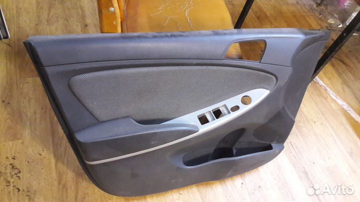 Обшивка двери передней левой Hyundai Solaris 1