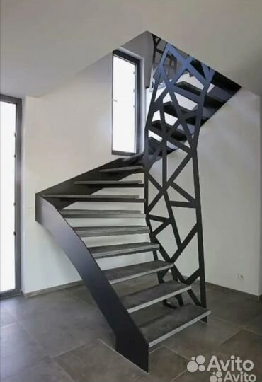 Из листового металла лестница на металлокаркасе