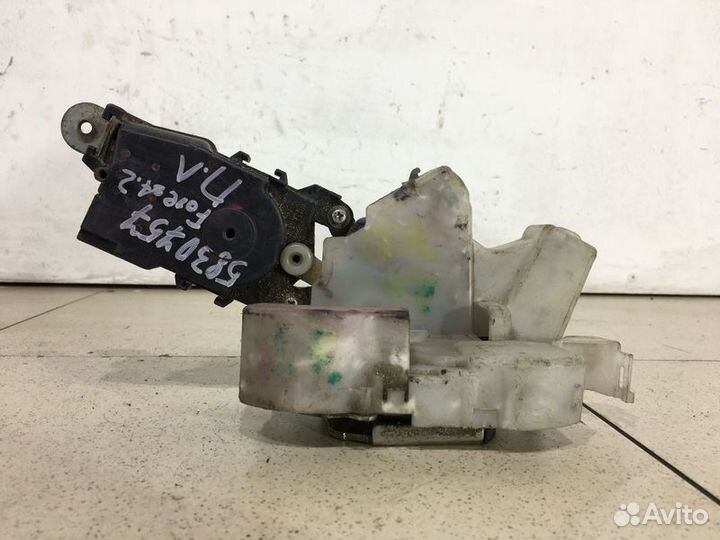 Замок двери передней левой