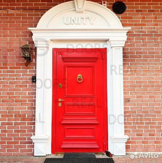 Красная металлическая входная дверь для дома