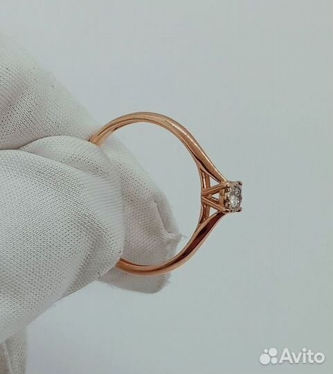 Кольцо с природным камнем Золото