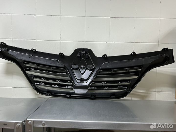 Передняя решетка бампера Рено Колеос 2 рестайлинг