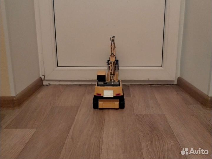 Игрушечный экскаватор