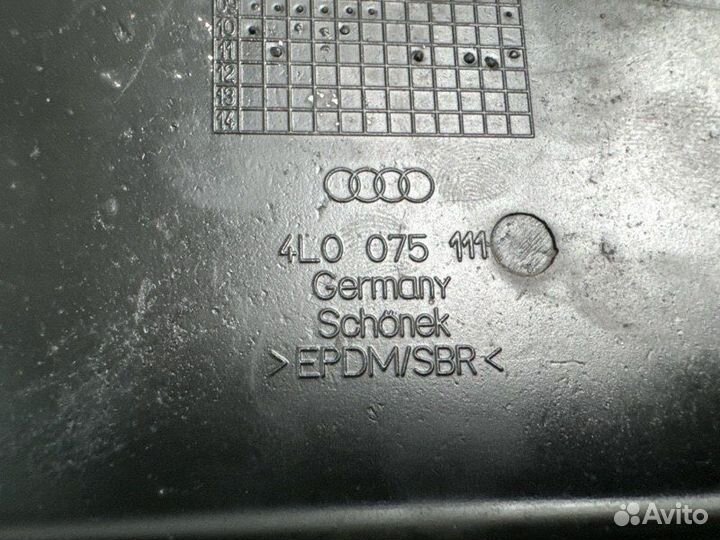 Брызговик передний правый Audi Q7 4L 4.2 BAR 2007