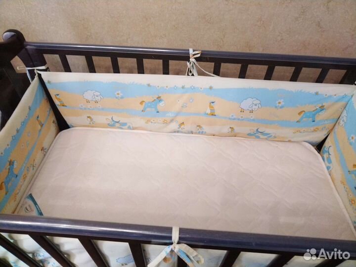 Детская кроватка с продольным маятником