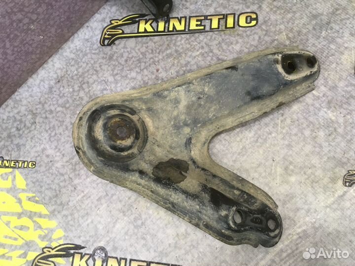 Опора Кронштейн подрамника к кузову Альфард ATH10