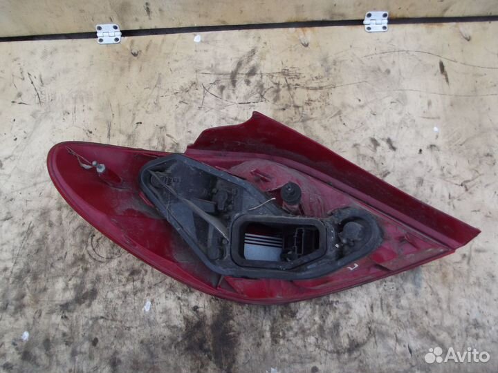 Фонарь задний правый Peugeot 207