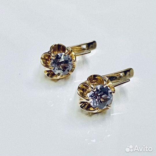 Золотые серьги с камнем