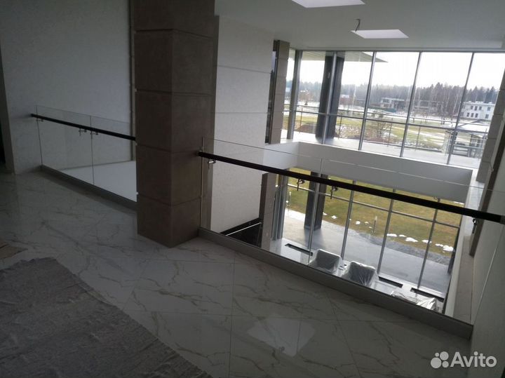 Ограждение лестницы из стекла