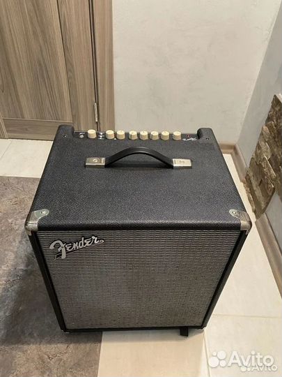 Басовый комбик Fender Rumble 100