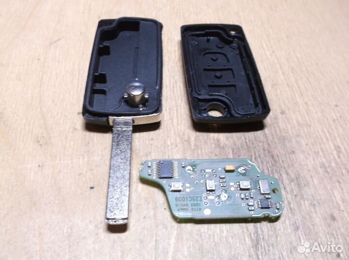 Citroen/Peugeot выкидной чип ключ E25CI009