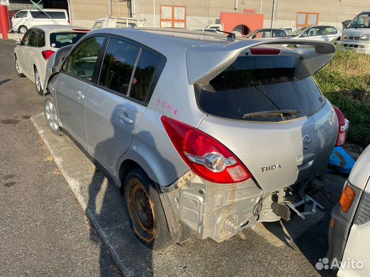 Молдинг на крышу прав. nissan tiida