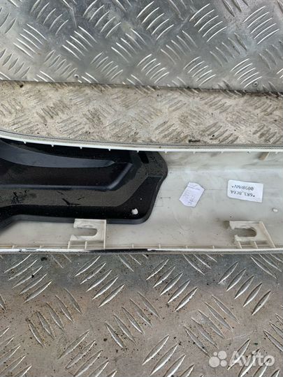 Накладка на стойку лобового стекла 1K5 868 490