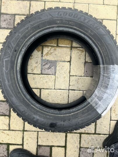 Goodyear UltraGrip Arctic 2 SUV 215/60 R17