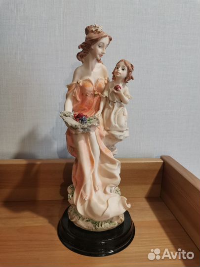 Статуэтка мама и дочка